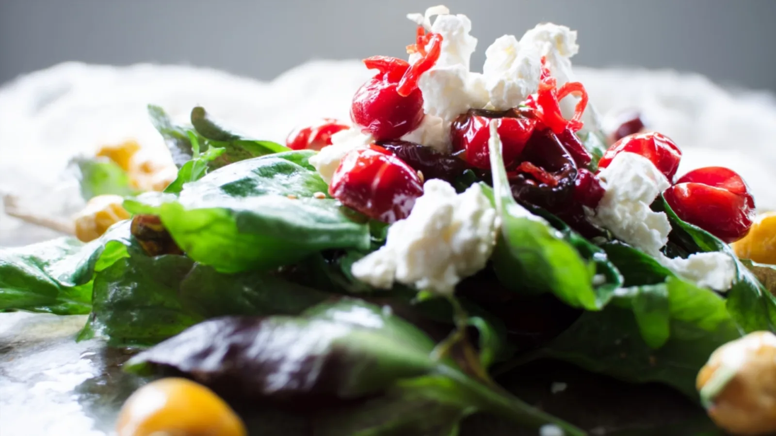 Фото блюда: Салат с кизилом и сыром