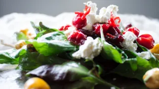 Фото рецепта: Салат с кизилом и сыром