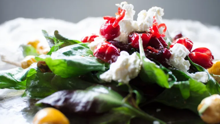 Фото блюда: Салат с кизилом и сыром