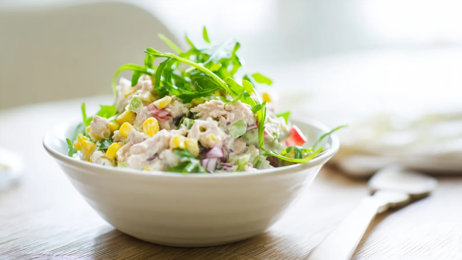 Фото блюда: Свежий салат с тунцом и кукурузой для быстрого обеда