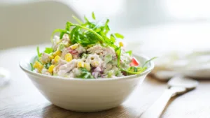 Фото блюда: Свежий салат с тунцом и кукурузой для быстрого обеда