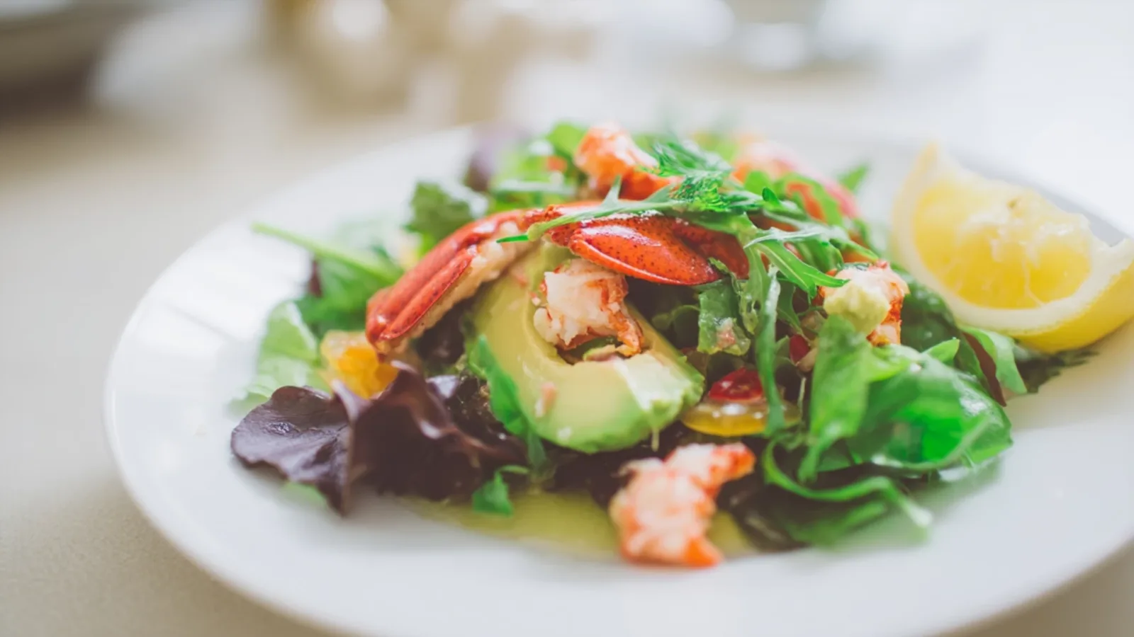 Фото блюда: Салат с раками и авокадо для легкого обеда