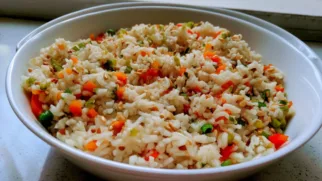 Фото рецепта: Нежный салат с рисом и кедровым маслом