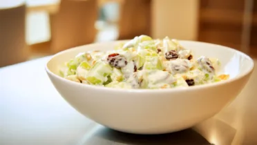 Фото блюда: Салат с сельдереем и изюмом — Секрет освежающего вкуса