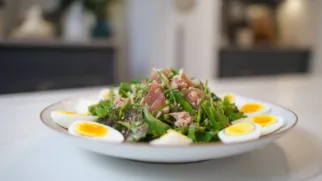 Фото рецепта: Свежий салат с тунцом и перепелиными яйцами для легкого ужина