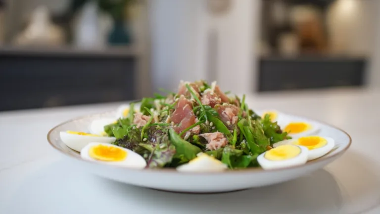 Фото блюда: Свежий салат с тунцом и перепелиными яйцами для легкого ужина