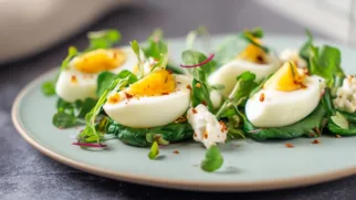 Фото рецепта: Салат с творогом зерненым и яйцом — легкий и полезный