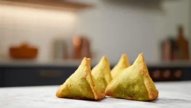 Фото рецепта: Самосы из гороховой муки с ароматной начинкой