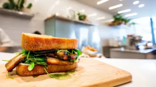 Фото рецепта: Сочный сэндвич с грудинкой который хочется повторять снова