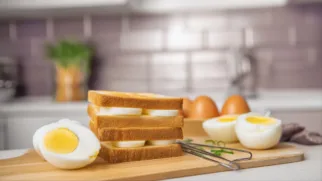 Фото рецепта: Сэндвич с яйцом и сырком