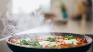 Фото рецепта: Томатная шакшука с куриными яйцами – как приготовить?