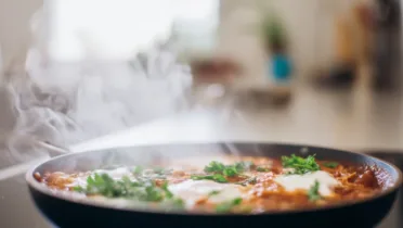 Фото рецепта Томатная шакшука с куриными яйцами – как приготовить?