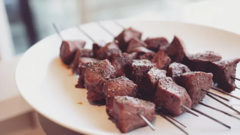 Фото блюда: Шашлык из говядины в красном вине – лучший способ приготовить мясо с ароматом дыма