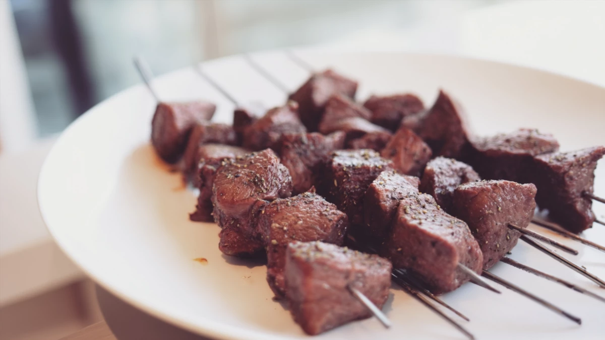 Фото блюда: Шашлык из говядины в красном вине – лучший способ приготовить мясо с ароматом дыма
