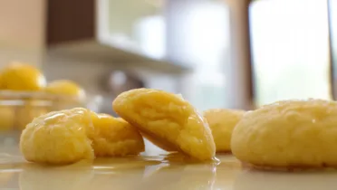 Фото рецепта Воздушная шекерпаре с нежным лимонным сиропом