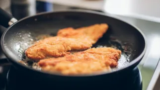 Фото рецепта: Хрустящий куриный шницель с нежной корочкой