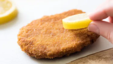 Фото рецепта Хрустящий шницель из рубленого мяса с лимоном