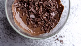 Фото рецепта: Шоколадный пудинг с хрустящими шоколадными хлопьями