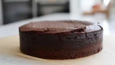 Фото рецепта Шоколадный торт без муки с влажной серединкой