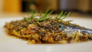 Фото рецепта: Скумбрия в прованских травах с хрустящей ароматной корочкой