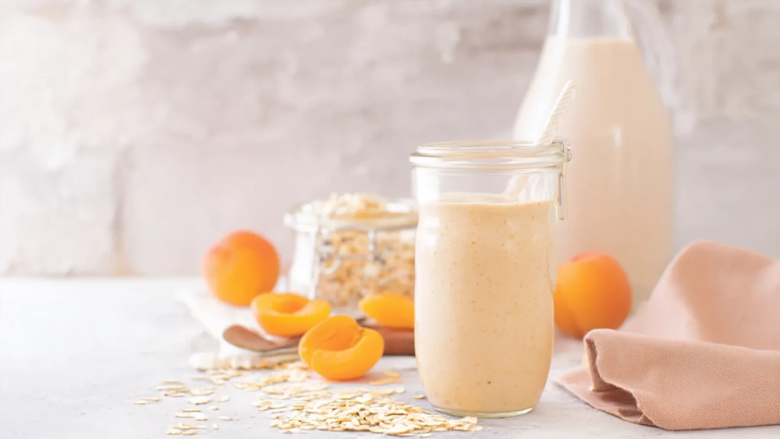 Фото блюда: Нежный смузи с курагой и овсянкой для быстрого завтрака