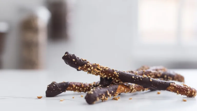 Фото блюда: Сладкая соломка в шоколаде с ореховым хрустом