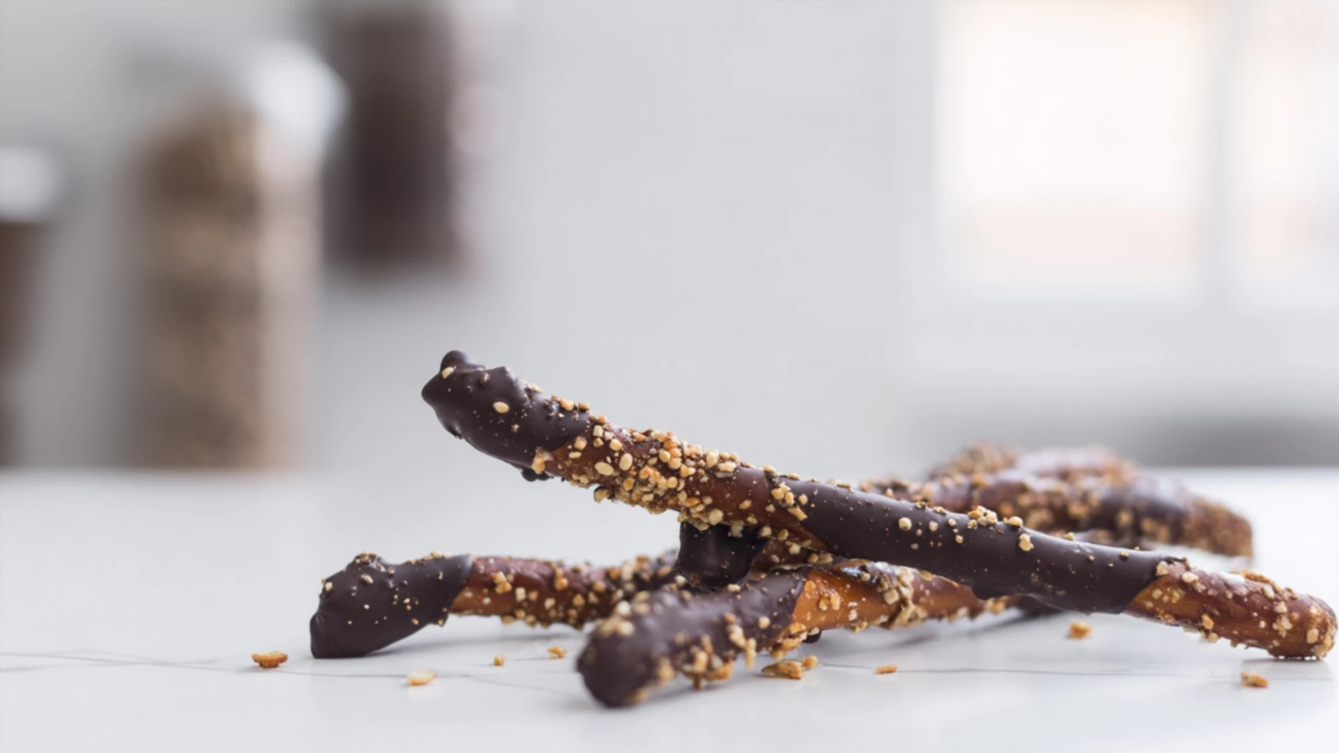 Фото блюда: Сладкая соломка в шоколаде с ореховым хрустом