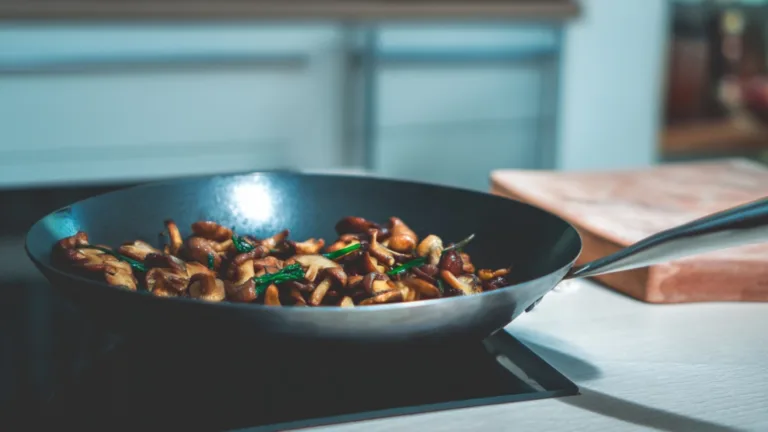 Фото блюда: Овощное соте с маринованными опятами – аромат чеснока и легкая карамелизация