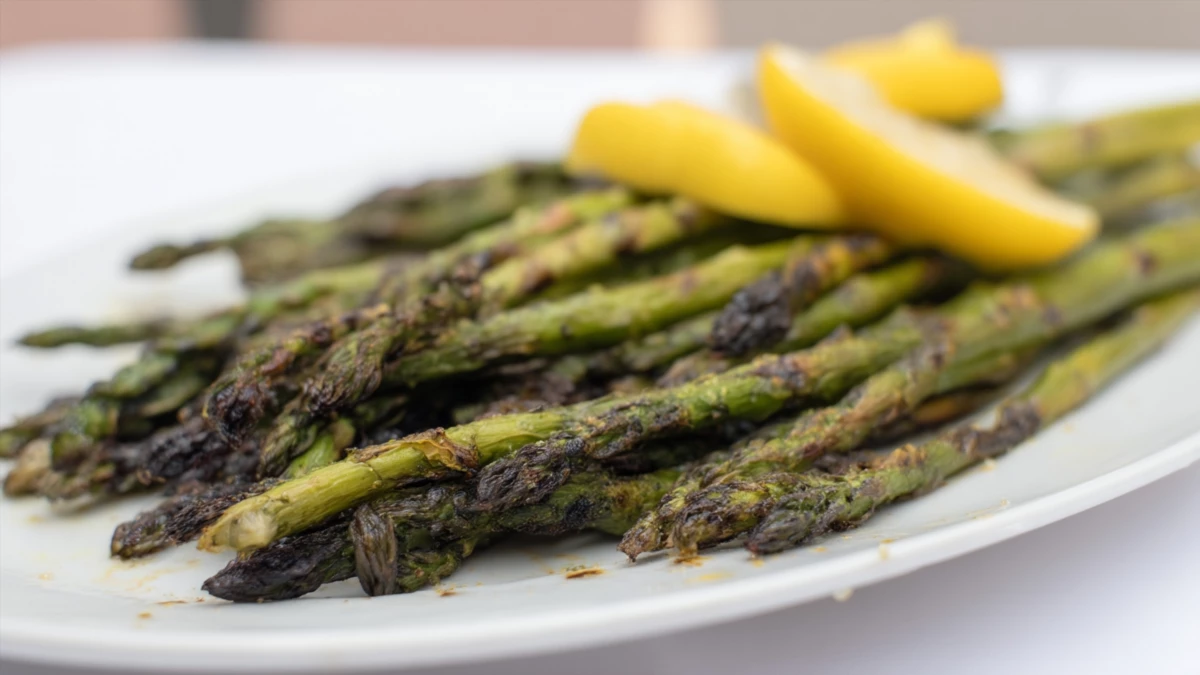 Фото блюда: Как приготовить спаржу на гриле: вкусный и полезный гарнир