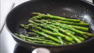 Фото рецепта: Спаржа в масле – ароматное блюдо с богатым вкусом