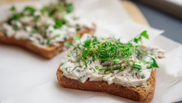 Фото рецепта Спрэд из кильки на тостах с зеленью