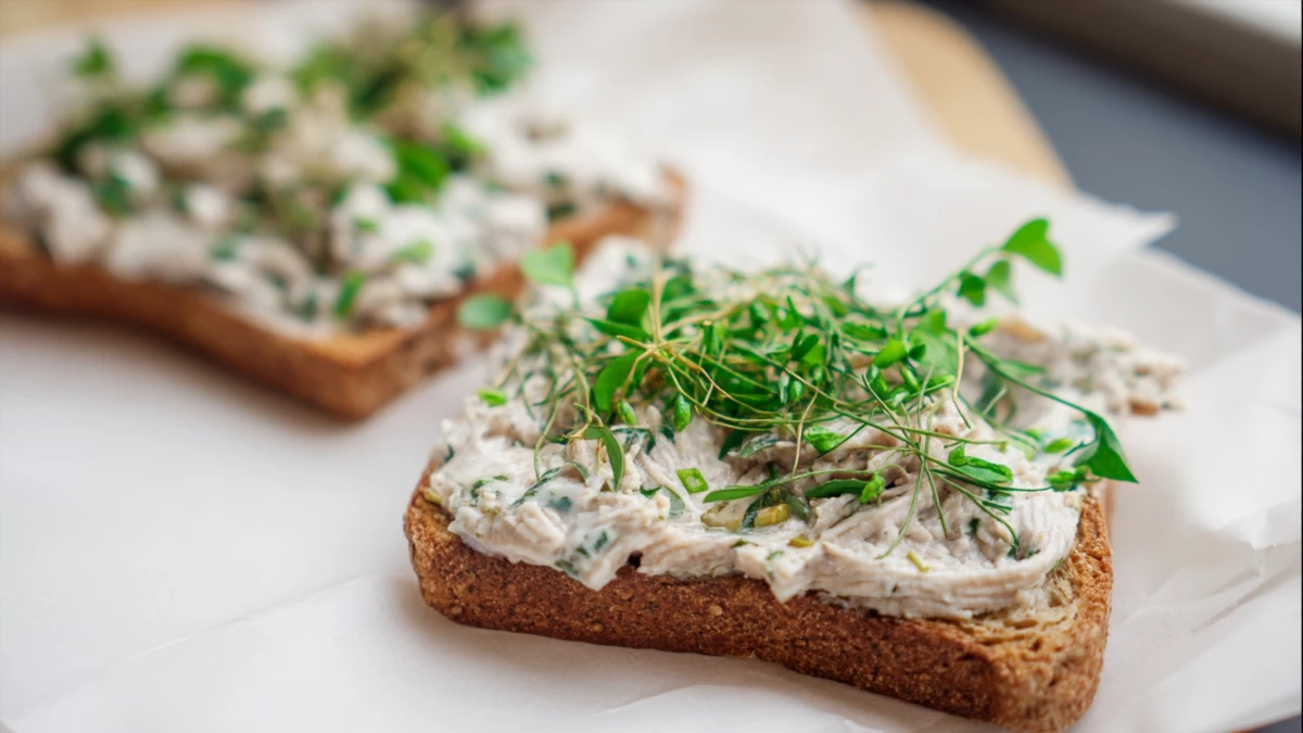 Фото блюда: Спрэд из кильки на тостах с зеленью