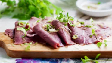 Фото рецепта Стейк-буфф с шалотовой заправкой — Пикантное блюдо с нежным вкусом