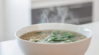 Фото рецепта: Легкий суп с чечевицей и шпинатом