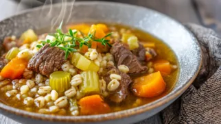 Фото рецепта: Суп с перловкой и говядиной – Теплый и насыщенный