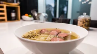 Фото рецепта: Сытный суп с шпикачками и лапшой для быстрого обеда