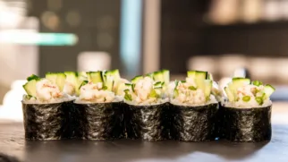 Фото рецепта: Суши роллы с раковыми шейками и хрустящим огурцом