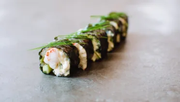 Фото рецепта Суши роллы с раковыми шейками и свежим вкусом