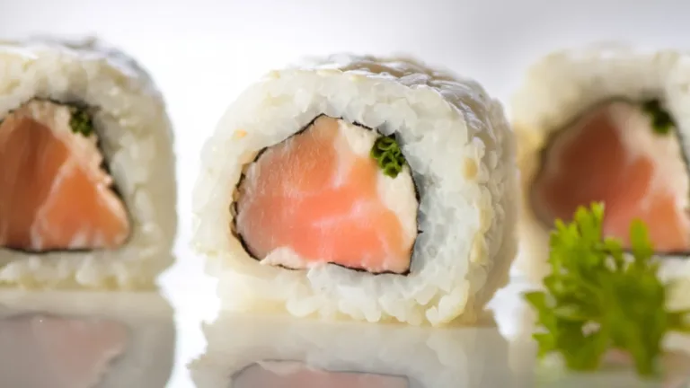 Фото блюда: Суши с краснопёркой – Лёгкие и нежные роллы с краснопёркой