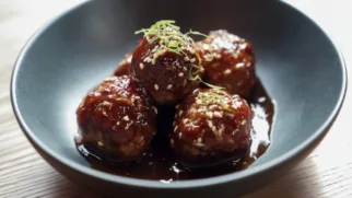 Фото рецепта: Свиные фрикадельки терияки с кунжутом