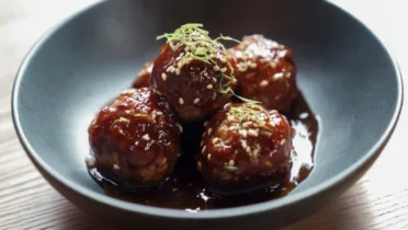 Фото рецепта Свиные фрикадельки терияки с кунжутом