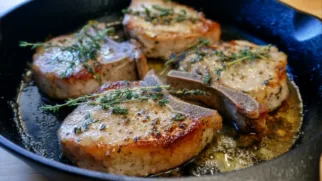 Фото рецепта: Свиные отбивные с тимьяном