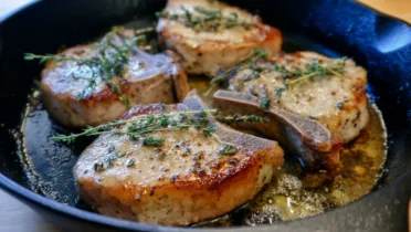 Фото рецепта Свиные отбивные с тимьяном