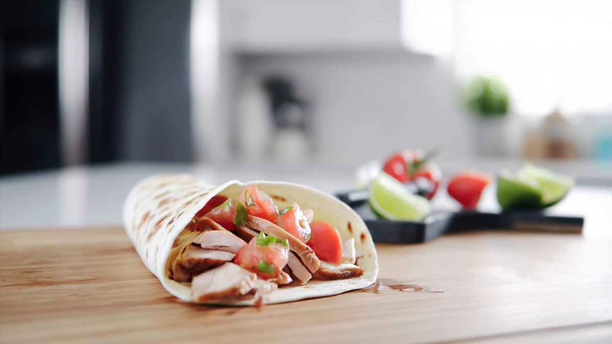 Фото блюда: Тако с копченой грудкой индейки с сочной сальсой и лаймовым акцентом