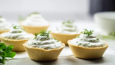 Фото рецепта Тарталетки с творожным кремом и зеленью