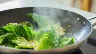 Фото рецепта: Тёплый латук с чесноком