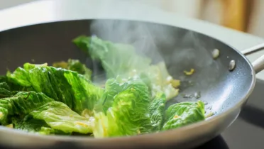 Фото рецепта Тёплый латук с чесноком