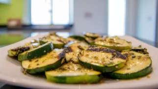 Фото рецепта: Теплый салат из кабачков с ароматом льняного масла