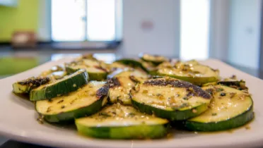 Фото блюда: Теплый салат из кабачков с ароматом льняного масла