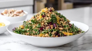 Фото рецепта: Теплый салат со свекольной зеленью и киноа с цитрусовым акцентом